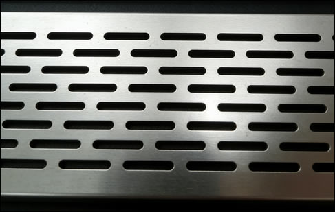 Slotted steel floor plate for drainage system